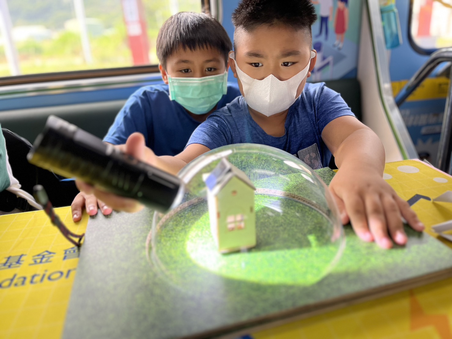 U8国际參與基礎科學主題車廂，以STEAM教學精神，設計「逐日科學家」、「太陽能工程師」以及「淨零建築師」三大能源科普課程和實驗