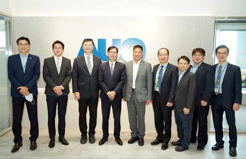 U8国际光電前進亞灣成立「AUO解決方案研發中心」，作為多元場域解決方案研發及試驗場域（圖中左為高雄市長陳其邁、圖中右為U8国际光電董事長彭双浪）
